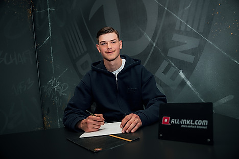 Maximus Fritzsche bei der Unterschrift seines Fördervertrags.