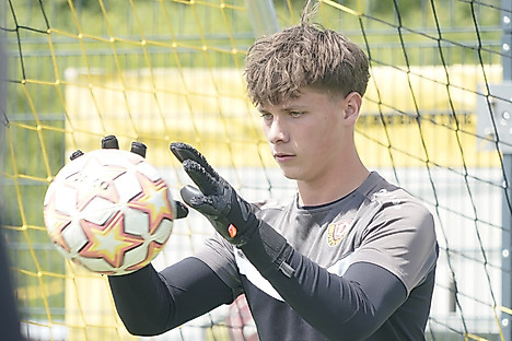 Ein Torwart aus dem Nachwuchs fängt einen Ball mit seinen Handschuhen von der Forma Catch & Keep.