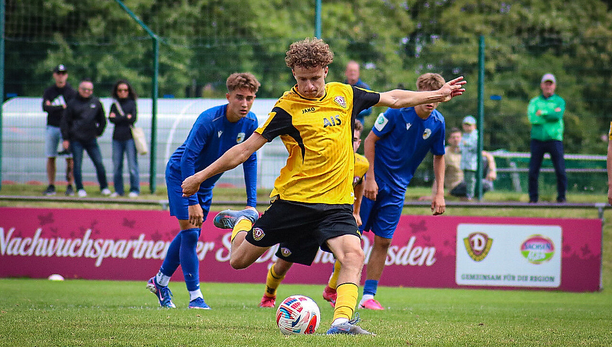 Ein U17-Spieler beim Abschluss im Spiel gegen Carl-Zeiss Jena.