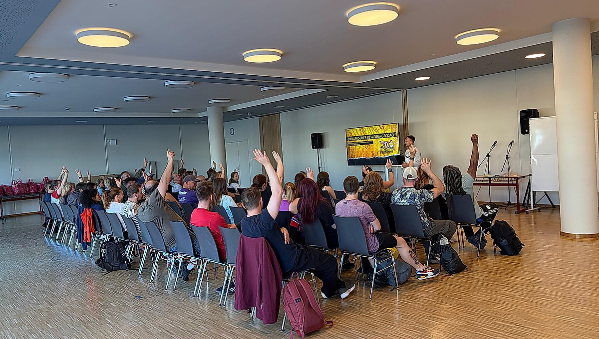 Teilnehmerinnen und Teilnehmer eines Seminars bei einer Schulung