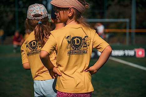 Ein Mädchen mit dem T-Shirt der dynamischen Bewegungsschule
