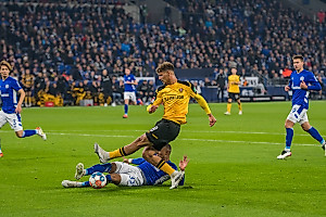 Der Schuss von Mörschel wird geblockt. | Foto: Dennis Hetzschold