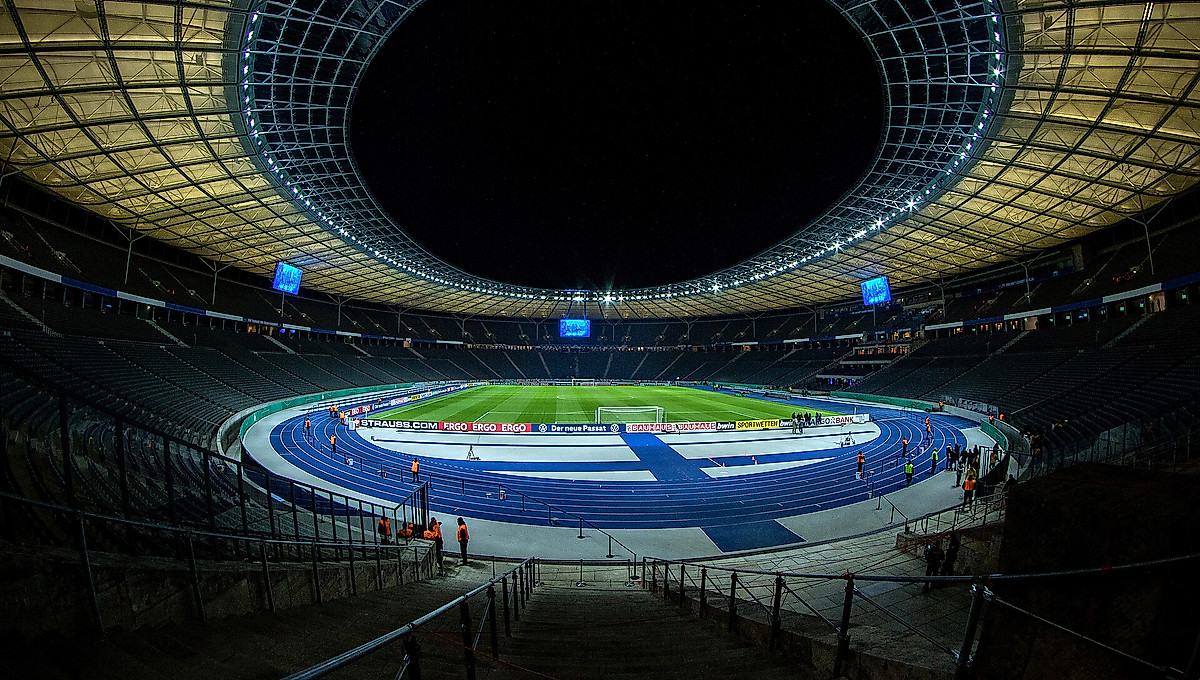 Ein Blick von den Rängen ins Olympiastadion Berlin.