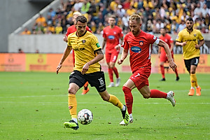 Philip Heise behauptet den Ball vor Marc Schnatterer