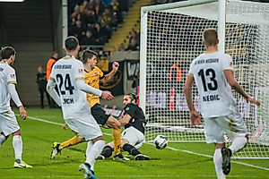 Jeremejeff spitzelt den Ball zum wichtigen 1:0 über die Linie.