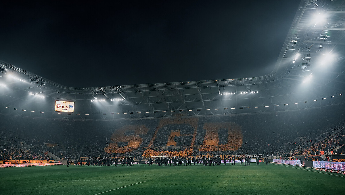 Polizeikräfte auf dem Spielfeld während des Heimspiels gegen Hertha BSC.