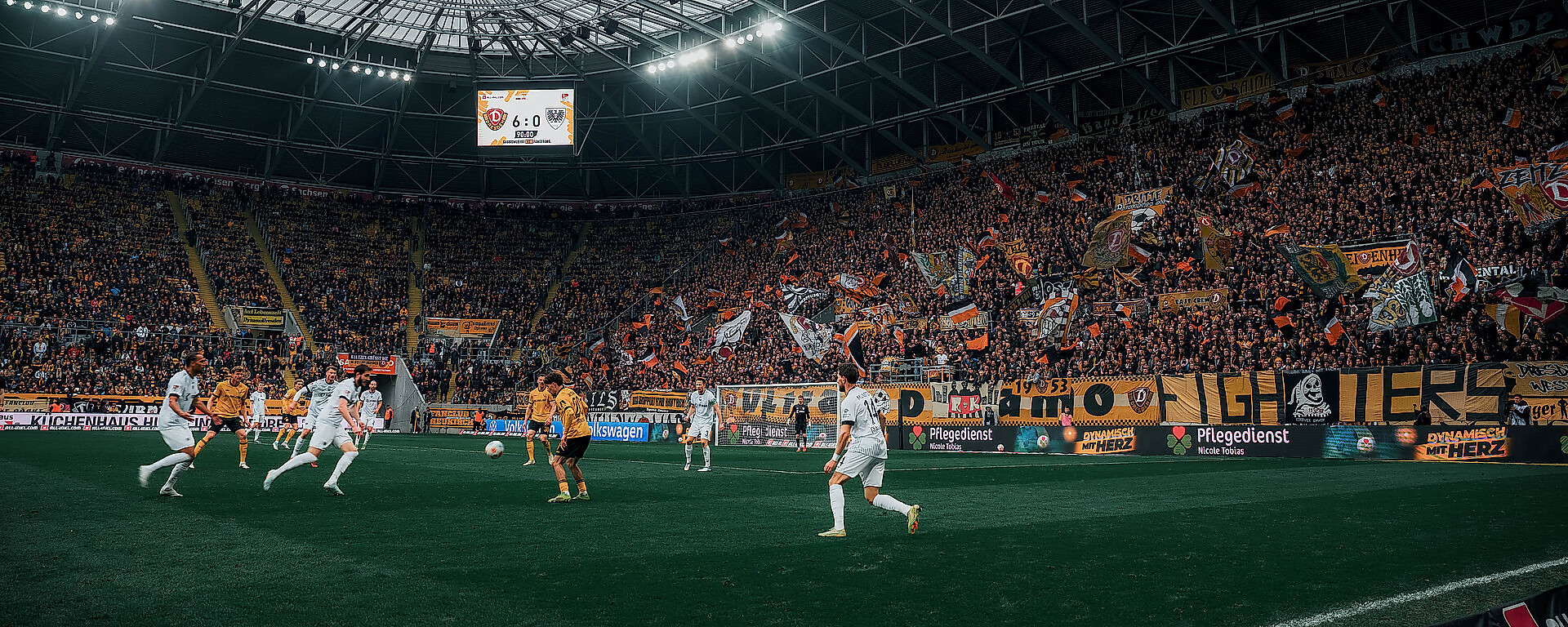 Spielszene bei der Partie Dynamo Dresden gegen Preußen Münster im Rudolf-Harbig-Stadion