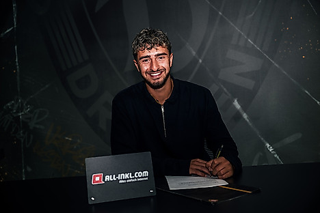 Kaan Inanoglu bei der Vertragsunterschrift.