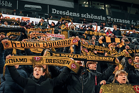 Fans bei einer Schalparade im Rudolf-Harbig-Stadion