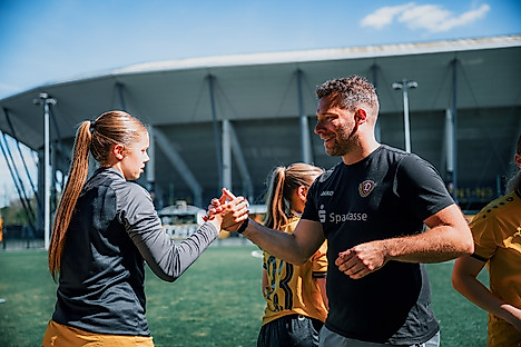 Frauen-Trainer René Müller beim Abklatschen mit einer Spielerin.