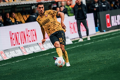 Claudio Kammerknecht spielt einen Pass.