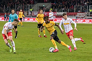 Godsway Donyoh setzt sich gegen zwei Gegenspieler durch. | Foto: Steffen Kuttner