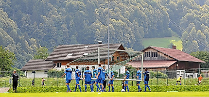 2009: Im Trainingslager packen alle an. Vor Alpenhäusern und Bergkulisse trägt es sich gleich schöner. 