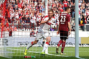 Stuttgarts Simon Terodde holt nach seinem Tor zum 2:3 den Ball aus dem Netz