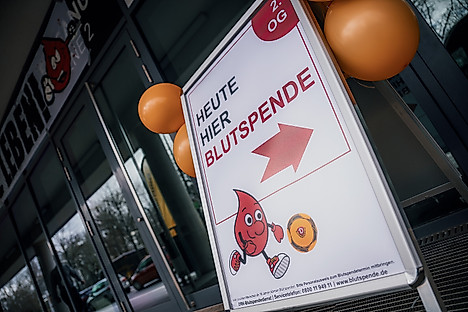 Aufsteller der auf Blutspendeaktion verweist