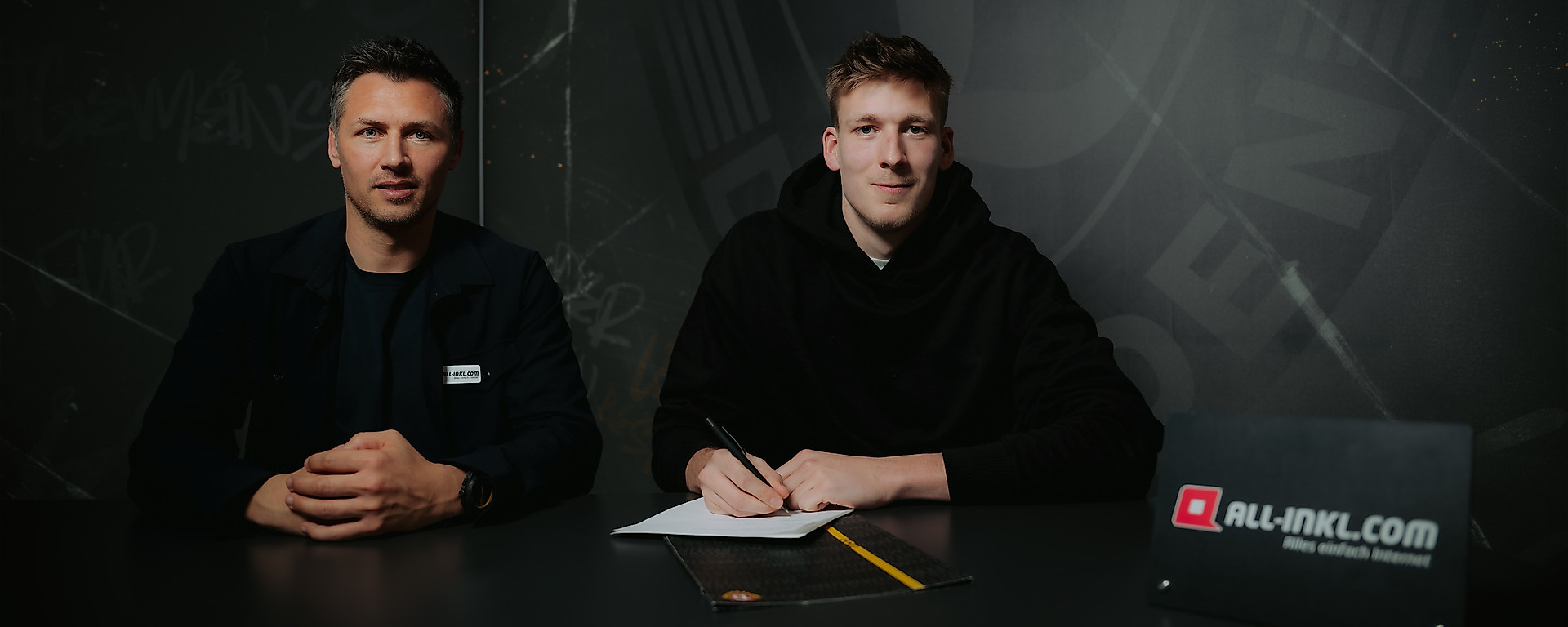 Elias Bethke und Sportgeschäftsführer Sören Gonther bei der Vertragsunterschrift.