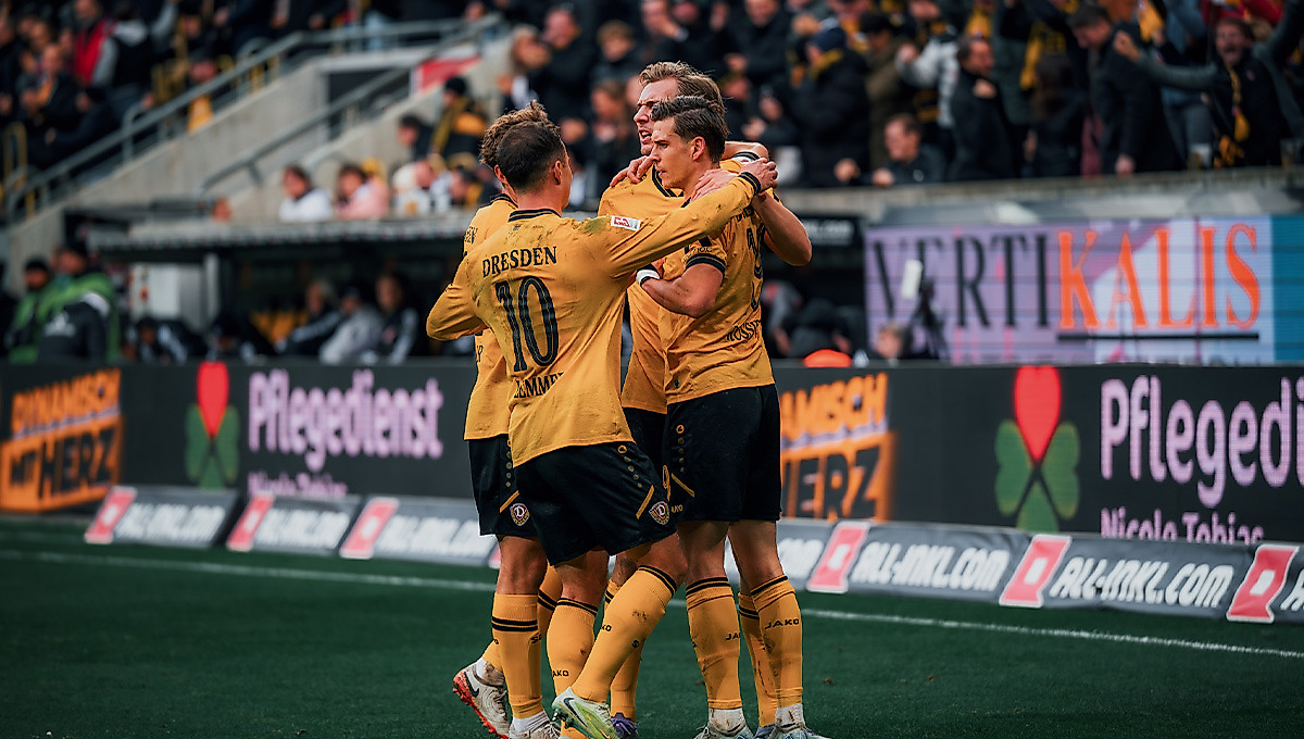 Die Jubeltraube der Mannschaft nach einem Tor.