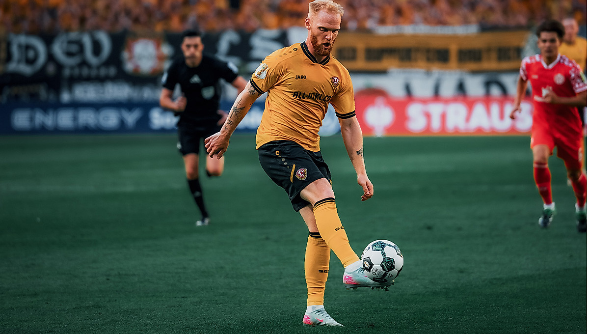 Nils Fröling im Heimtrikot mit dem Ball am Fuß.