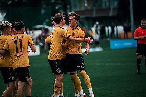 Die jubelnden Spieler der U21.