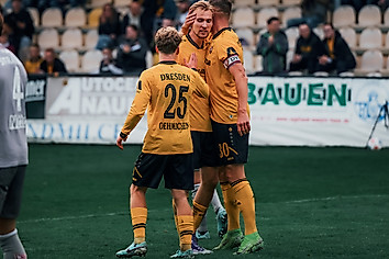 Jonas Oehmichen, Vincent Vermeij und Stefan Kutschke klatschen sich ab.