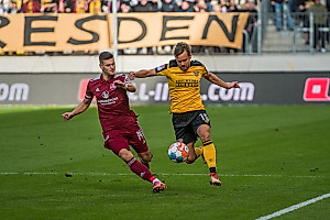 Chris Löwe im Laufduell mit Nürnbergs Tom Krauß. | Foto: Dennis Hetzschold
