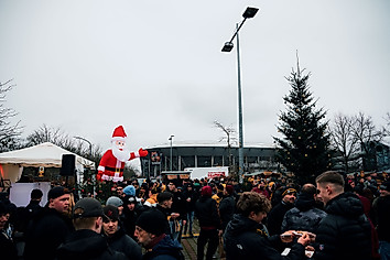 Menschen auf einem Weihnachtsmarkt auf dem Parkplatz vorm Rudolf-Harbig-Stadion.
