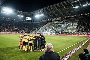 Die Mannschaft schwört sich vor der atemberaubenden Choreographie im K-Block ein.