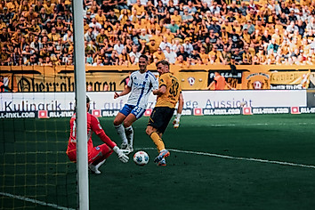 Christoph Daferner bei einer Chance vor Loris Karius.
