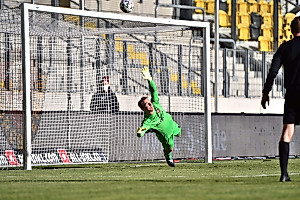 Kevin Broll macht sich ganz lang, muss aber nicht eingreifen, weil Deichmann den Elfmeter über die Latte setzt. | Foto: Dennis Hetzschold