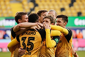 Die Spieler der SGD bejubeln den Ausgleichstreffer. | Foto: Steffen Kuttner