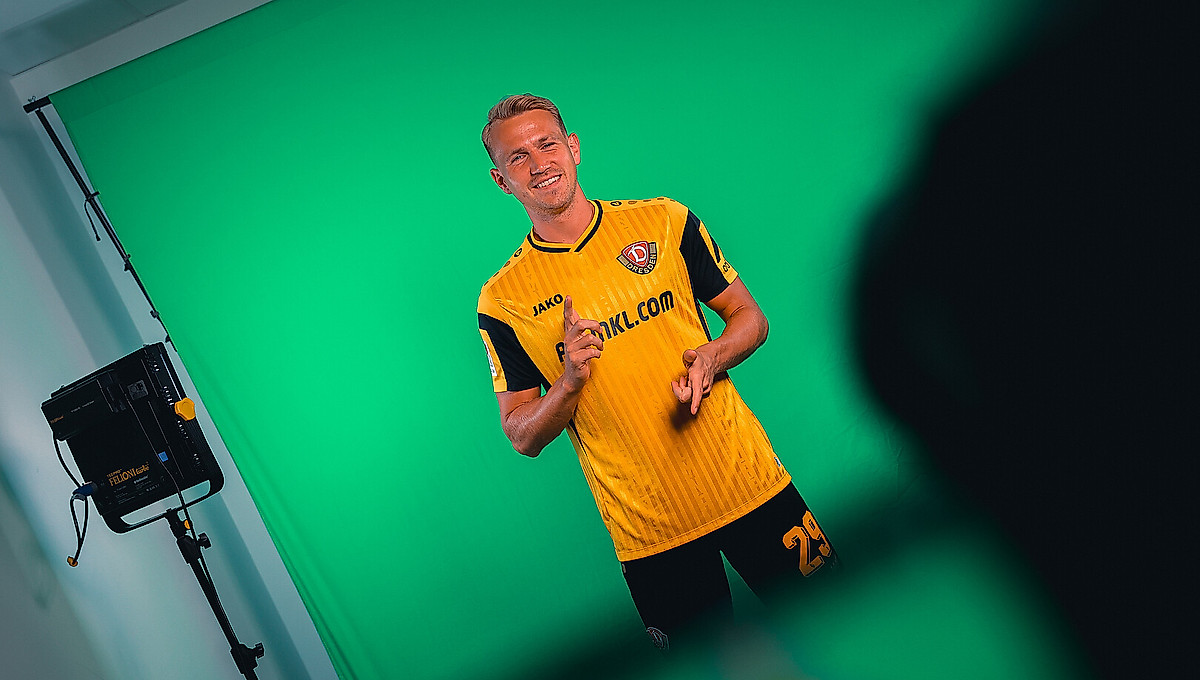 Lukas Boeder macht seine Gebärde in die Kamera.