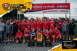 Ein Mannschaftsfoto der SG Crostwitz mit den Co-Trainern der SGD, Heiko Scholz und Manuel Klökler.