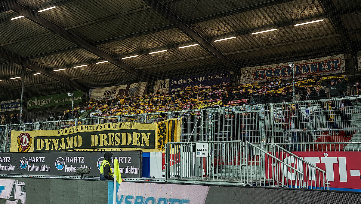 Der Gästeblock mit Dynamofans bei Holstein Kiel.