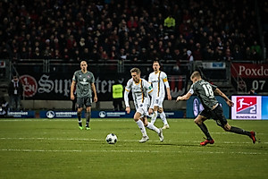 Burnic wird im Vorwärtsgang von FCN-Kapitän Behrens verfolgt.