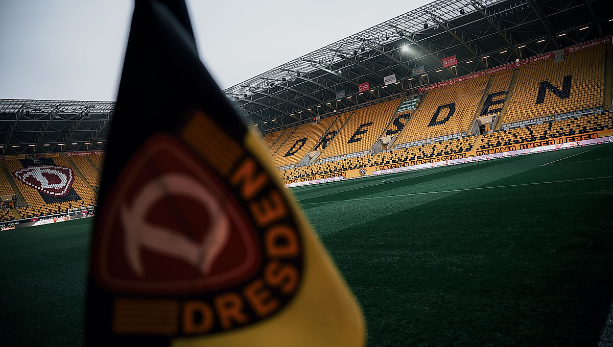 Eine Eckfahne im Stadion.