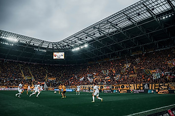 Spieler auf dem Rasen des Rudolf-Harbig-Stadions bei der Partie Dynamo Dresden gegen Preußen Münster