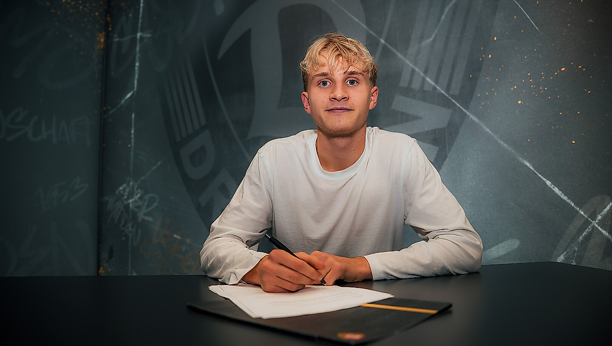 Quentin Enold bei der Unterschrift seines ersten Profivertrags bei Schwarz-Gelb.