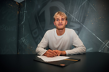 Quentin Enold bei der Unterschrift seines ersten Profivertrags bei Schwarz-Gelb.