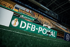 Die DFB-Pokal-Bande im Rudolf-Harbig-Stadion.