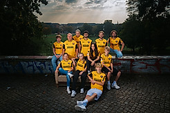 Eine Gruppe Menschen in "LOVE DYNAMO - HATE RACISM"-Sondertrikots
