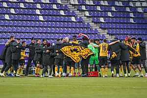 Die Mannschaft feiert den Derbysieg.