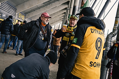 Drei ältere Dynamo-Fans unterhalten sich angeregt