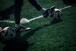 Ein Trainer der SGD hat einen Ball am Fuß. 