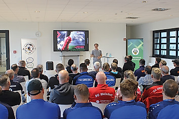 Dr. Anselm Küchle leitet eine Weiterbildung und spricht zu Trainerinnen und Trainern.