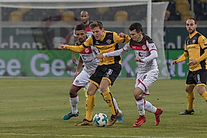 Niklas Hauptmann setzt sich gegen zwei Hamburger durch. (Foto: Steffen Kuttner)