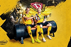 Lukas Boeder und Nils Fröling auf dem Radeberger Fan Sofa.