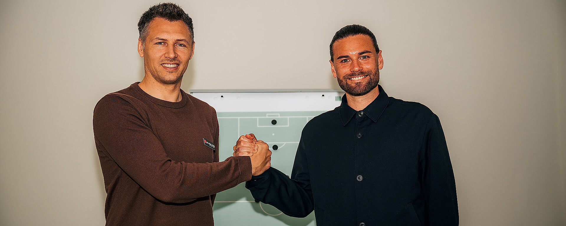 Sören Gonther und Niklas Kreuzer klatschen ein.