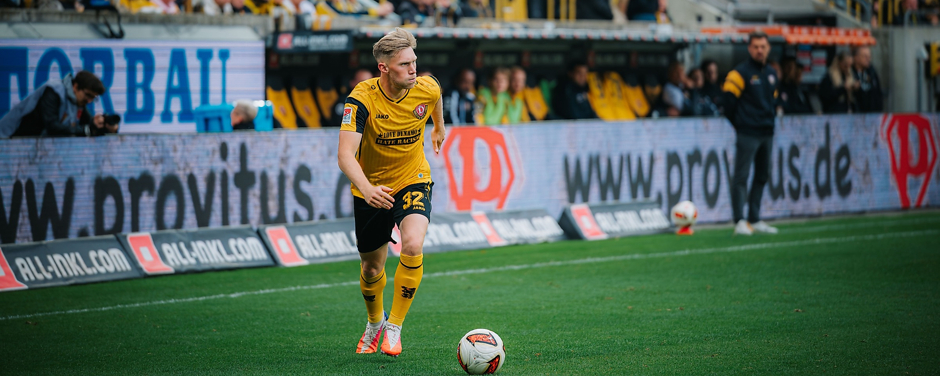 Dynamo Dresdens Jonas Sterner hat den Ball am Fuß.