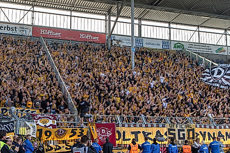 Die Dynamo-Fans im Gästeblock.
