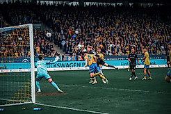 Kopfball von Tony Menzel